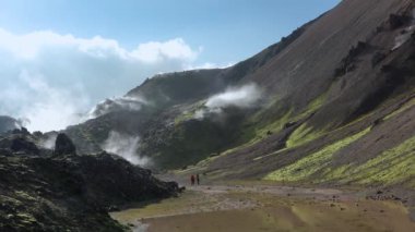 İzlanda. Fümerollü ve gayzerli jeotermal alan. Doğal buhar delikleri olan bir alan. Sigara fümerolleri.
