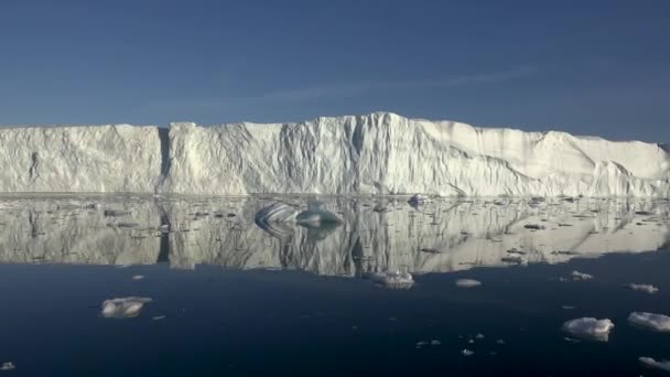 Żegluga arktyczna wśród lodowców i pływających bloków lodowych, w zamarzniętym morzu i zapierającym dech w piersiach krajobrazie — Wideo stockowe