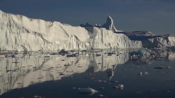 Navegação ártica entre geleiras e blocos de gelo flutuantes, em mar congelado e paisagem de tirar o fôlego — Vídeo de Stock