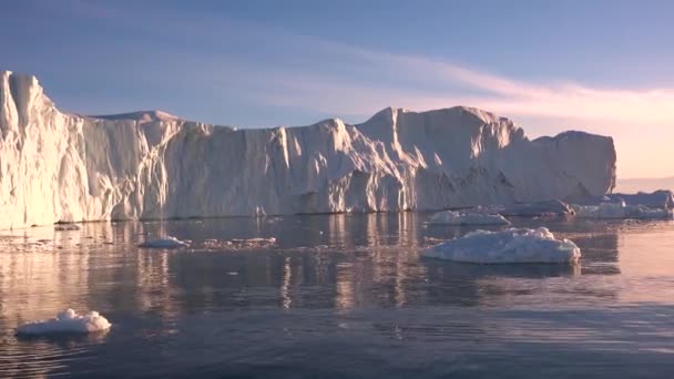 빙하와 떠다니는 얼음 덩어리 사이를 항해하는 북극의 모습, 얼어붙은 바 다 와 숨막힐 듯 한 풍경 — 비디오