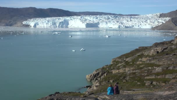 Арктичне плавання серед льодовиків і плавучі льодові блоки в замерзлому морі і дивовижний пейзаж. — стокове відео