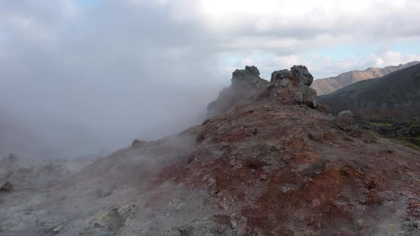 IJsland. Geothermisch veld met fumarolen en geisers. Gebied met natuurlijke stoomopeningen. Rokende fumarolen. — Stockvideo