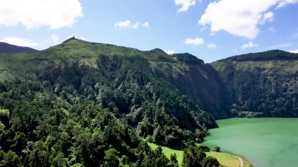 포르투갈. 아 조레스. 아름다운 푸른 호수를 가진 화산 분화구 상공을 날고 있었다. 공중에서 본 광경. — 비디오