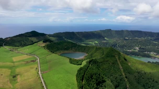 ポルトガルだ。アゾレス諸島。美しい青い湖で火山噴火口を飛んでいます。空中風景. — ストック動画