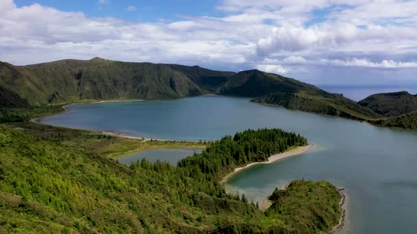 Portugalię. Azory. Latanie nad kraterem wulkanicznym z pięknym błękitnym jeziorem. Widok z lotu ptaka. — Wideo stockowe