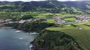 Portekiz. Azores. Atlantik Okyanusu kıyısında küçük bir köy..