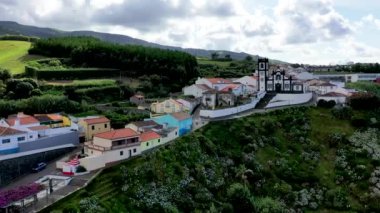 Portekiz. Azores. Atlantik Okyanusu kıyısında küçük bir köy..