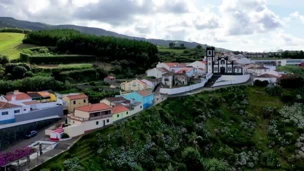 Portugal. Azores. Un pequeño pueblo a orillas del Océano Atlántico. — Vídeos de Stock