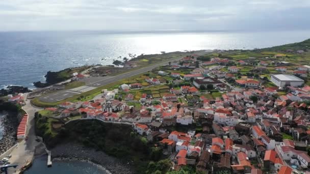 Portugal. Azoren. Ein kleines Dorf am Ufer des Atlantiks. — Stockvideo