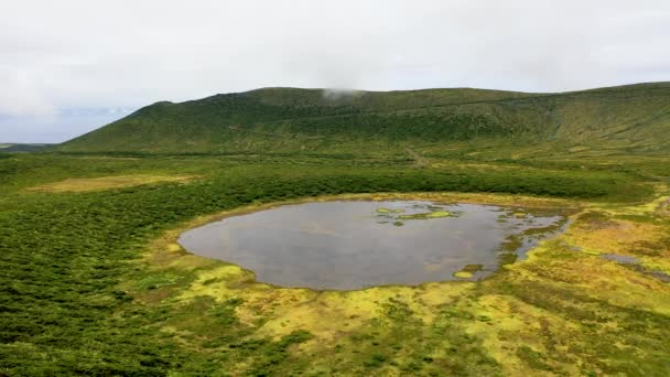 Portugal. Açores. Um lago de cratera na ilha de Flores. Vista aérea. — Vídeo de Stock