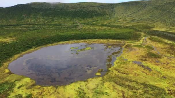 Portogallo. Azzorre. Un lago craterico sull'isola di Flores. Vista aerea. — Video Stock