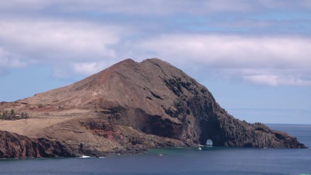 ポルトガルだ。マデイラ諸島。大西洋の真ん中にある美しい群島。火山島の息をのむような景色。高品質4k映像 — ストック動画