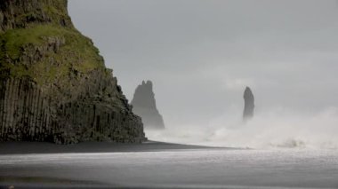 İzlanda. Sonbahar manzarası. Nehir, dağlar ve okyanus dalgalarıyla güzel İzlanda manzarası.