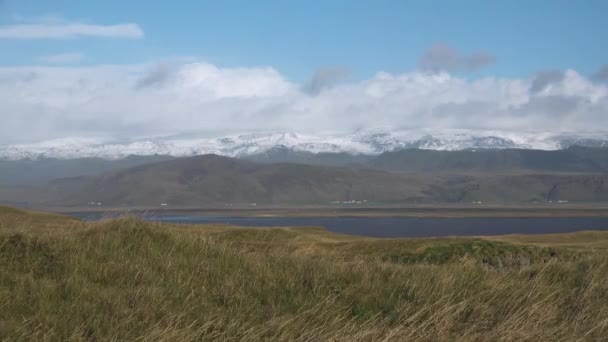 IJsland. Herfstlandschap. Prachtig IJslands landschap met rivier, bergen en oceaangolven. — Stockvideo