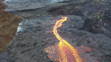 İzlanda. Volkanik patlamanın aktif evresi. Reykjanes yarımadasında Geldingadalur volkanı patlaması. Akan lav ve kraterler.