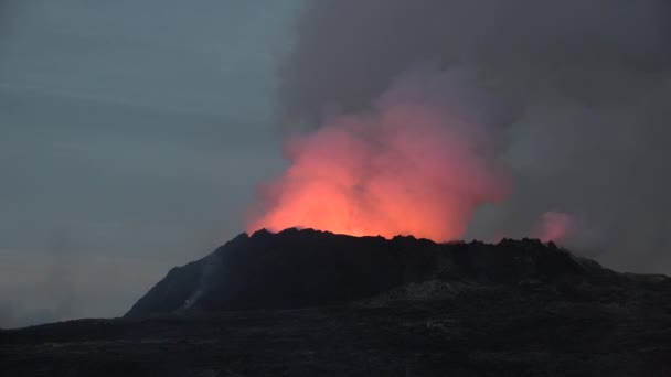 Iceland. Active phase of volcanic eruption.Geldingadalur volcano eruption in Reykjanes peninsula Iceland. Flowing lava and craters. — Stock Video