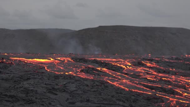 Исландия. Активная фаза извержения вулкана. Извержение вулкана Гелдингадалур на полуострове Рейкьянес Исландия. Поток лавы и кратеров. — стоковое видео