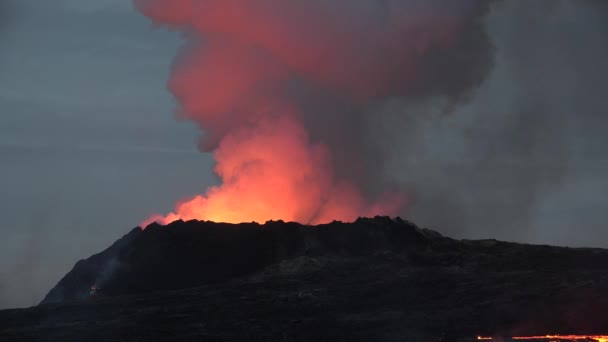 Island. Aktiv fas av vulkanutbrott.Geldingadalur vulkanutbrott i Reykjanes halvö Island. Flytande lava och kratrar. — Stockvideo