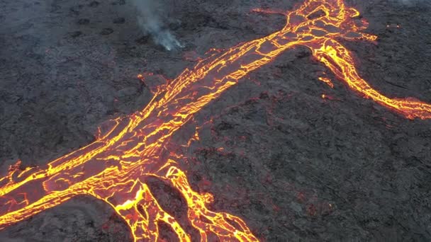 Iceland. Active phase of volcanic eruption.Geldingadalur volcano eruption in Reykjanes peninsula Iceland. Flowing lava and craters. — Stock Video