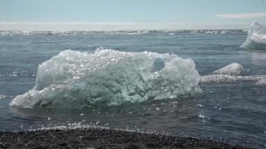 İzlanda. Buzdağları bir buzul gölünde