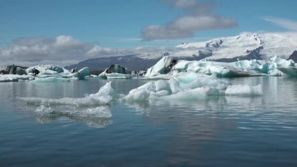 Island. Eisberge in einem Gletschersee — Stockvideo