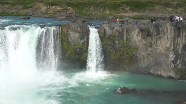 Island krajina malebný výhled na vodopád proti zatažené obloze. Je to jedna ze slavných turistických atrakcí. Je to... — Stock video