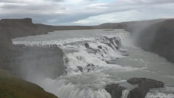 Islande paysage vue panoramique de cascade contre ciel nuageux. C'est l'une des attractions touristiques célèbres. C'est un — Video