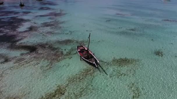 Tanzania. Luchtfoto van de vissersboten drijvend op turquoise Indische oceaan golven in de buurt van het Zanzibar eiland. Bovenkant van het drone punt — Stockvideo