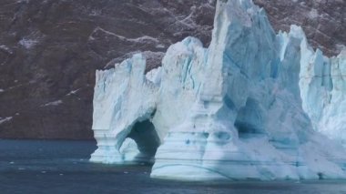 Svalbard. Spitsbergen. Dağlar, buzullar ve buzullarla Kuzey Kutbu 'nun doğası.