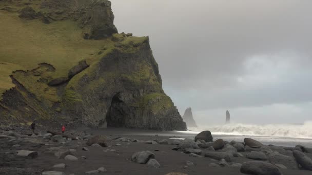 嵐の中で岩の海の海岸。大西洋の波のビデオ4K 。嵐の間の映画のショーの波。異国情緒の眺め — ストック動画