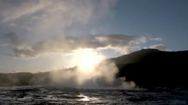 İzlanda. Gayzerin patlaması. Strokkur Gayzer İzlanda Altın Çemberi 'nin turistik ilgi odağı..