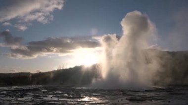 İzlanda. Gayzerin patlaması. Strokkur Gayzer İzlanda Altın Çemberi 'nin turistik ilgi odağı..