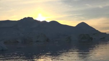 Donmuş okyanus suyunda yüzen buzdağı. Ekoloji ve seyahat Kuzey Kutbu ve Antarktika 'ya.