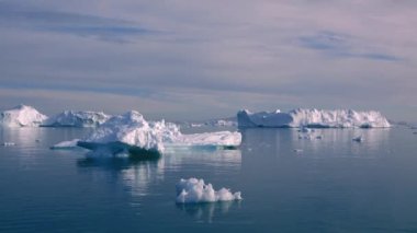 Donmuş okyanus suyunda yüzen buzdağı. Ekoloji ve seyahat Kuzey Kutbu ve Antarktika 'ya.