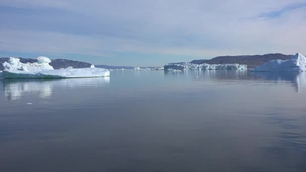 Zwevende ijsberg in bevroren oceaanwater. Ecotoerisme en cruisereis naar het Noordpoolgebied en Antarctica. — Stockvideo