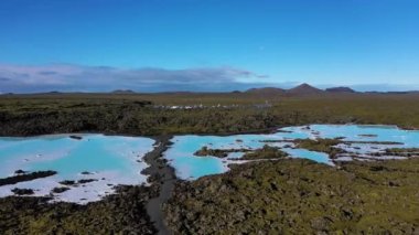 İzlanda. Mavi Göl. Blue Lagoon 'daki jeotermal enerji santrali. Güney Yarımadası, Reykjane 'deki mavi gölün sihirli manzarası. 4K
