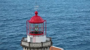 Azores. Atlantik Okyanusu kıyısındaki deniz feneri. Sao Miguel adasının doğusundaki deniz feneri..