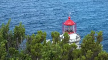 Azores. Atlantik Okyanusu kıyısındaki deniz feneri. Sao Miguel adasının doğusundaki deniz feneri..