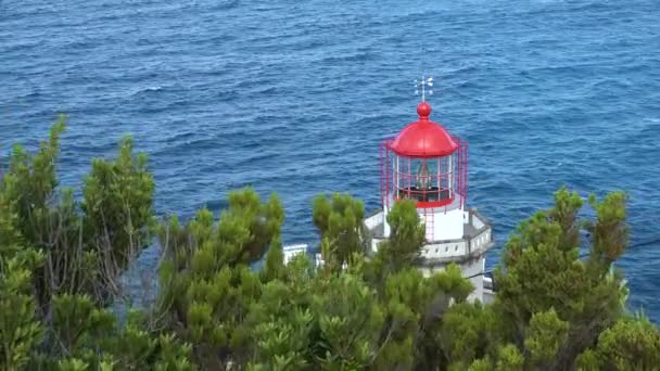 アゾレス諸島。大西洋の岸に灯台。サンミゲル島の東の灯台. — ストック動画