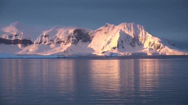 Beleza da natureza. A derreter gelo na Antártida. Aquecimento global e alterações climáticas. Vamos salvar a natureza do planeta — Vídeo de Stock