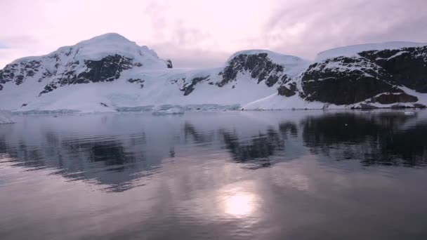 Bellezza della natura. Si scioglie il ghiaccio nell'Antartico. Riscaldamento globale e cambiamento climatico. Salviamo la natura del pianeta — Video Stock