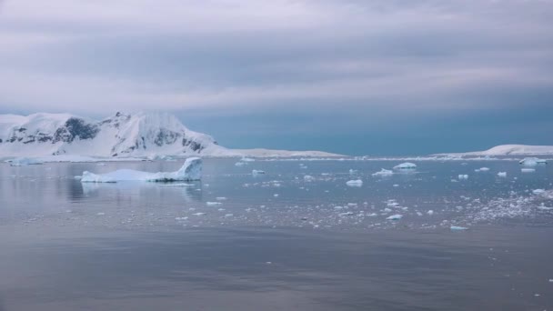 Beleza da natureza. A derreter gelo na Antártida. Aquecimento global e alterações climáticas. Vamos salvar a natureza do planeta — Vídeo de Stock