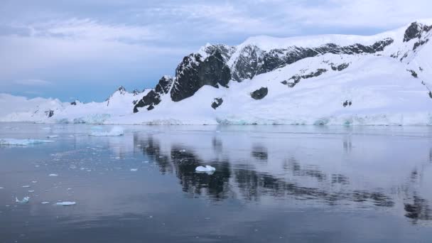 Beleza da natureza. A derreter gelo na Antártida. Aquecimento global e alterações climáticas. Vamos salvar a natureza do planeta — Vídeo de Stock