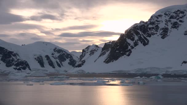 Belleza de la naturaleza. Derretimiento de hielo en la Antártida. Calentamiento global y cambio climático. Salvemos la naturaleza del planeta — Vídeo de stock