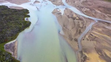 İzlanda. Landmannalaugar renkli rhyolite dağlarının ünlü bir alanıdır. Lav alanları ve eşsiz yürüyüş yolları. Katmanların kombinasyonu