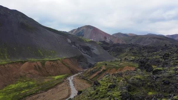 Islande. Landmannalaugar est une zone célèbre de montagnes colorées de rhyolite. Champs de lave et sentiers de randonnée uniques. La combinaison de couches — Video