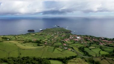 Sao Miguel Adası, Azores, Portekiz. Avrupa 'nın pitoresk manzarası üzerinde uçmak. Atlantik 'teki kırsal bölgelerin insansız hava aracı görüntüleri.