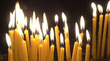 Ukrayna 'da savaş. Binlerce ölü Ukraynalı, yaşlılar ve çocuklar da dahil. Mumlar ölülerin anısına yakılır.