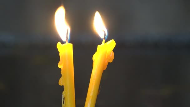 Guerra en Ucrania. Miles de ucranianos muertos, incluyendo ancianos y niños. Las velas se encienden en memoria de los muertos — Vídeo de stock