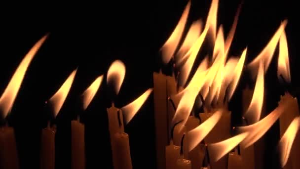 우크라이나 전쟁. 연로 한 사람들 과 어린이들을 포함하여 수천 명의 우크라이나인 이 사망 했다. 죽은 사람을 기념하기 위해 촛불을 켜 놓는다 — 비디오